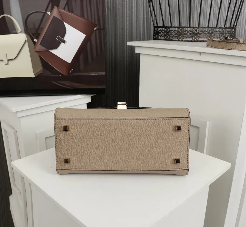 In stock👉Original small size khaki👉Valextra Valextra Iside, known as Italian Hermès, is one of the most representative designs of Valextra. There is no obvious logo, but the simple collective line design is very recognizable, full of architectural art, and shows a capable and intellectual style. It is made of imported palm-print lining cowhide, with up to five stitches of handwork, and the shiny oil edges test the skill of the craftsman. Small size: 22Cm